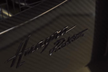 Ультраэксклюзивный родстер Pagani Huayra, пришедший на смену Pagani Zonda, является одним из самых уникальных автомобилей на планете. И даже 754-сильный твин-турбо V12 не является звездой шоу, скорее, это сенсационный дизайн этой экзотики как внутри,