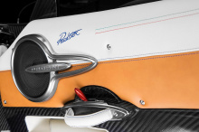 Не сумев приобрести Huayra Coupe, покупатель приобрел Huayra Roadster и остановился на впечатляющем внешнем облике из карбона в цвете Mamba Black, восхищаясь предыдущей работой Horacio Pagani с карбоном. Выглядит он совершенно потрясающе.