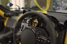 Ультраэксклюзивный родстер Pagani Huayra, пришедший на смену Pagani Zonda, является одним из самых уникальных автомобилей на планете. И даже 754-сильный твин-турбо V12 не является звездой шоу, скорее, это сенсационный дизайн этой экзотики как внутри,