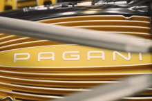 Построить эту особую машину с ее изысканными деталями - непростая задача, поэтому спустя три года после ее дебюта Pagani наконец-то доставил своему счастливому владельцу последний и сотый родстер Huayra. Это была веха, которой итальянская марка подел