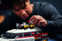 У поклонников оригинального фильма «Охотники за привидениями» есть кое-что новенькое, что можно попросить у Санты на это Рождество: набор из 2352 деталей Lego, который представляет собой гигантскую модель оригинального автомобиля Ecto-1 Охотников за 