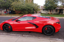 На торговой площадке Facebook выставлен на продажу 2020 Corvette в красном цвете и с черным интерьером за 2 миллиона долларов. Вы правильно прочитали. У него на одометре всего 1375 миль, и он выглядит как новенький внутри и снаружи. Так как же, черт 