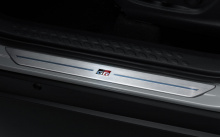 Линейка Toyota GR Sport продолжает расширяться за счет новой гоночной модели Toyota C-HR GR Sport, представленной в 2021 модельном году, с более спортивным дизайном экстерьера и интерьера, а также обновленным рулевым управлением. Ранее эта отделка бы