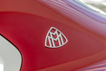 Тизер мало что раскрывает, но он показывает, что Maybach S-Class будет доступен с двухцветной окраской, как и большинство продуктов марки Maybach. Он также получит эмблему Maybach на задней стойке, что является еще одной отличительной чертой Maybach.