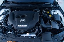 Самое приятное в этом то, что Mazda3 даже не пытается конкурировать с автомобилями и нацелена на гораздо более зрелый рынок. Стоимость Mazda3 2.5 Turbo начинается с рекомендованной розничной цены в 29 900 долларов за седан и 30 900 долларов за хэтчбе