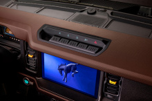 На верхнем графике изображен внедорожник 2021 Ford Bronco. Обратите внимание, что в виртуальном Bronco включены фары, что означает, что фары включены в реальном внедорожнике. Справа на цифровом дисплее есть цифровой индикатор скорости и сигнальные ла