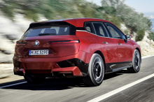 Совершенно новый BMW iX только что дебютировал, и, несмотря на некоторые споры вокруг внешнего дизайна, этот внедорожник с аккумуляторной батареей представляет собой значительный технологический сдвиг для немецкого автопроизводителя. Это первая новин