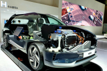 Сочетая строгий стиль и внедорожные возможности оригинального Defender с современными технологиями, Grenadier будет использовать бензиновые и дизельные двигатели с турбонаддувом, предоставленные BMW. В рамках «меморандума о взаимопонимании по изучени