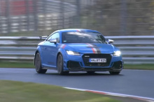 Теперь мы можем увидеть специальную версию в действии, поскольку видео, опубликованное CarSpyMedia, показывает, как Audi тестирует TT RS 40 Years of Quattro на Нюрбургринге перед выходом автомобиля на рынок.
