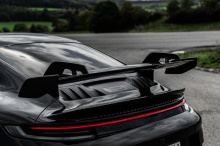 Следующий Porsche 911 GT3 скоро появится, и Штутгарт, не теряя времени, создает ажиотаж. Модели Porsche GT - это более экстремальные трековые игрушки, за которые люди платят более 100 тысяч долларов, и, судя по недавним разговорам с Андреасом Преунин