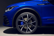 Экстерьер отличается спортивными бамперами с аэродинамическими элементами в глянцевом черном цвете (или в цвете кузова), глянцевым черным задним диффузором, матовыми накладками зеркал и 20-дюймовыми легкосплавными дисками Misano. Внутри Tiguan R осна