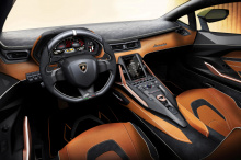 Car and Driver недавно поговорили с главным техническим директором Lamborghini Маурицио Реджиани, который еще раз подтвердил, что итальянский бренд придерживается атмосферного V12. «V12 был частью истории Lamborghini с самого начала», - сказал он. «О
