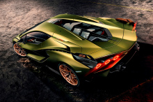 Car and Driver недавно поговорили с главным техническим директором Lamborghini Маурицио Реджиани, который еще раз подтвердил, что итальянский бренд придерживается атмосферного V12. «V12 был частью истории Lamborghini с самого начала», - сказал он. «О