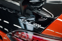 Автомобиль, установивший новый рекорд времени круга, является полностью уличной машиной, на которой можно выехать на трассу и вернуться домой без каких-либо доработок или замены шин. Mercedes-AMG предлагает шины Michelin Pilot Sport Cup 2 R GT Black 