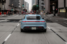 В США Porsche Taycan 4S предлагает запас хода в 325 км по рейтингу EPA. Используя сверхбыструю зарядную станцию на 800 вольт, Taycan 4S заряжается от 5 до 80 процентов всего за 22 минуты, но найти эти станции нелегко.