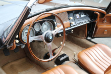 Это один из примерно 250 экземпляров, когда-либо изготовленных и сошедших с конвейера 17 сентября 1957 года. Первоначально он был продан новым в Риме с номером шасси 70077, что делает его моделью Series II. Series II идентична Series I, за исключение