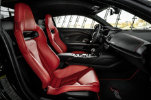 Audi выпустит 30 моделей Panther в качестве первых автомобилей R8 с задним приводом, доступных в США. Каждый будет иметь уникальные детали отделки, включая 20-дюймовые черно-красные фрезерованные колеса и красные акценты. Автомобиль также получил окр