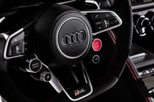 Audi выпустит 30 моделей Panther в качестве первых автомобилей R8 с задним приводом, доступных в США. Каждый будет иметь уникальные детали отделки, включая 20-дюймовые черно-красные фрезерованные колеса и красные акценты. Автомобиль также получил окр