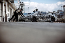 Porsche представил замаскированного гонщика, который получил массивное заднее крыло. Автопроизводитель предлагает фанатам отправиться в онлайн-опросник и заполнить анкету с несколькими вариантами ответов, в которой проверяется их знание международных