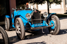 Ни Uedelhoven Studios, ни Bugatti еще не поделились какими-либо техническими подробностями о 35 D, но ясно, что шоу-кар оснащен современной подвеской, причем некоторые из этих компонентов видны, поскольку они выступают из кузова.