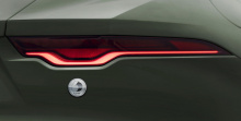 «Празднование 60-летия культового Jaguar E-type - идеальный момент для создания нашего первого ограниченного выпуска SV Bespoke - самого редкого F-Type, в количестве всего 60 автомобилей, доступных по всему миру», - сказал Марк Тернер, коммерческий д