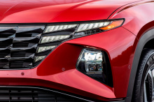 Hyundai Tucson полон технологических достижений, но одна из особенностей, которыми бренд особенно гордится, - это система освещения внедорожника. Фары и задние фонари являются определяющими чертами нового автомобиля и сыграли важную роль в том, чтобы