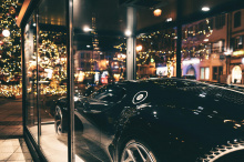 Даже городу Мольсхейм, где базируется Bugatti, пришлось отказаться от рождественской ярмарки на площади отеля де Вилль. Чтобы сохранить праздничное настроение, Bugatti решил построить специальную инсталляуия рядом с рождественской елкой Мольсхейма. С
