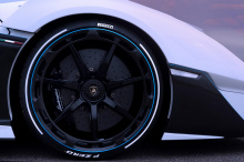 Шины Pirelli Pzerio corsa установлены на алюминиевые диски, 20-дюймовые спереди и 21-дюймовые сзади.