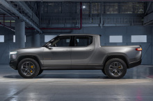 Пикап Rivian R1T был пригнан к середине леса недалеко от объекта, где он должен был обеспечить энергией 20 000 фонарей, освещающих несколько деревьев и дорожки, ведущие к ним. Хотя это и не было большим технологическим достижением, это был приятный п