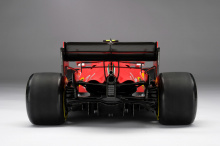 Чтобы сделать реплику автомобиля F1 как можно более точной, Amalgam Collection в сотрудничестве со Scuderia Ferrari разработал уникальную матовую окраску и использовал оригинальный дизайн автомобиля в САПР. Первый прототип модели даже был одобрен инж