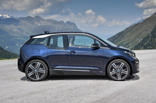 К 2023 году BMW планирует выпустить на дорогах 25 электрифицированных моделей, половина из которых полностью электрические, в том числе 5-я серия, 7-я серия, X1, предстоящий седан i4 и недавно представленный 2022 BMW iX.