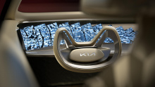 В рамках своей пятилетней стратегии «Plan S» Kia будет изобретать себя заново с новыми электромобилями и новым захватывающим логотипом. Согласно корейскому автомобильному блогу, Kia уже удалила логотип «Kia Motors» из своей штаб-квартиры и недавно по