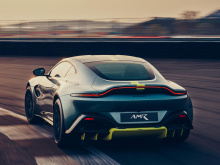 Как и Aston Martin Vantage AMR, автомобиль команды Формулы-1 будет обладать знакомой гоночной ливреей British Racing Green с желтыми вставками. В феврале Aston Martin свой новый автомобиль и ливрею от производителя Формулы-1 2021 года, которые также 
