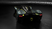 Как и Aston Martin Vantage AMR, автомобиль команды Формулы-1 будет обладать знакомой гоночной ливреей British Racing Green с желтыми вставками. В феврале Aston Martin свой новый автомобиль и ливрею от производителя Формулы-1 2021 года, которые также 