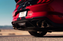 2021 Mustang Shelby GT500 также будет предлагать новый карбоновый пакет, который объединяет одни из лучших элементов двух текущих пакетов в один. Например, 20-дюймовые колеса Carbon Fiber Track Pack (хотя они будут окрашены вместо голого карбона), а 
