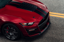 2021 Mustang Shelby GT500 также будет предлагать новый карбоновый пакет, который объединяет одни из лучших элементов двух текущих пакетов в один. Например, 20-дюймовые колеса Carbon Fiber Track Pack (хотя они будут окрашены вместо голого карбона), а 