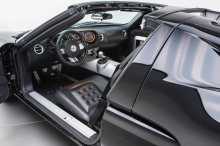 Этот автомобиль оснащен уникальным съемным верхом Targa, а в салоне - кастомными ковшеобразными сиденьями, приборной панелью Azdel Superlite Composite и специальными ковриками в стиле GTX1. Акустическая система McIntosh соединена с USB и Bluetooth. Э