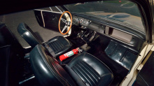 Основанный на Ford Mustang 2 + 2 Fastback, этот автомобиль в 1965 году Шелби преобразовал в урезанную R-модель соревновательной спецификации с модифицированным малоблочным двигателем V8 HiPo 289, рассчитанным на 325 лошадиных сил.