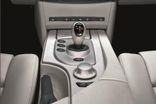 Тизер, который был представлен во время полностью виртуальной выставки Consumer Electronics Show (CES) 2021, оглядывается на 20-летие iDrive и дразнит нас последним поколением системы, которая дебютирует в конце этого года. BMW не раскрывает подробно
