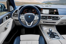 Видео снято в BMW Welt в Германии и показывает двух сотрудников, которым поручено припарковать новый iX на платформе. BMW 7 серии (760Li) 2001 года выпуска, который был первым автомобилем с функцией iDrive, нужно сначала убрать с дороги, но когда дво