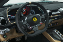 Внутри изгиб 812 GT уже делает его одним из самых удобных автомобилей Ferrari, но этот экземпляр Tailor Made может похвастаться кожей Heritage Ghianda со вставками из ткани Kvadrat Umami. Черная непрозрачная отделка приборной панели, рулевого колеса 