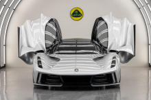 Еще в 2019 году Lotus потрясла автомобильную промышленность, представив Evija, необычный электрический гиперкар с мощностью почти 2000 лошадиных сил. Но поскольку производство ограничено 130 экземплярами и ценой более 150 млн рублей, гиперкар радикал