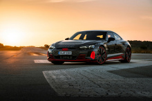 Февраль обещает быть напряженным месяцем для дебютов автомобилей, и теперь Audi присоединилась к списку со своим аккумуляторным электрическим седаном e-tron. Впервые мы увидели концепт Audi e-tron GT осенью 2018 года, а теперь мы увидим дебют серийно