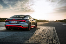 Два электронных двигателя в совокупности будут производить 590 лошадиных сил, чтобы разгонять Audi e-tron GT до 100 км/ч за 3,5 секунды.