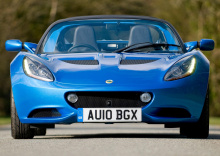 Как и в других спортивных автомобилях Lotus, Elise с использованием алюминия и композитных материалов имеет легкий вес и блестящую аэродинамику.