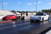 Мощность передается на все четыре колеса, что позволяет электрическому седану разгоняться от 0 до 100 км/ч всего за 2,6 секунды, что делает его одним из самых быстрых серийных автомобилей на рынке. Учитывая, что он весит 2400 кг, ускорение потрясающе