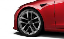 Обновления экстерьера скромные и придают Model S более агрессивную заднюю часть и более гладкий верх.