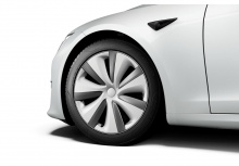 Обновления экстерьера скромные и придают Model S более агрессивную заднюю часть и более гладкий верх.