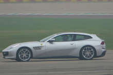 На следующем видео GTC4 Lusso выглядит идентично серийной модели, но при более внимательном рассмотрении выявляются некоторые тонкие изменения. Когда он медленно движется по трассе, вы можете ясно видеть, как датчик установлен на крыше. Он также едет