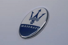 Базовый цвет - традиционный синий Maserati, в то время как почти случайные надписи и логотипы, драпированные на крышке, белые, как и должно быть на Maserati. В отличие от тестовых автомобилей в камуфляже, который предназначен для скрытия формы автомо